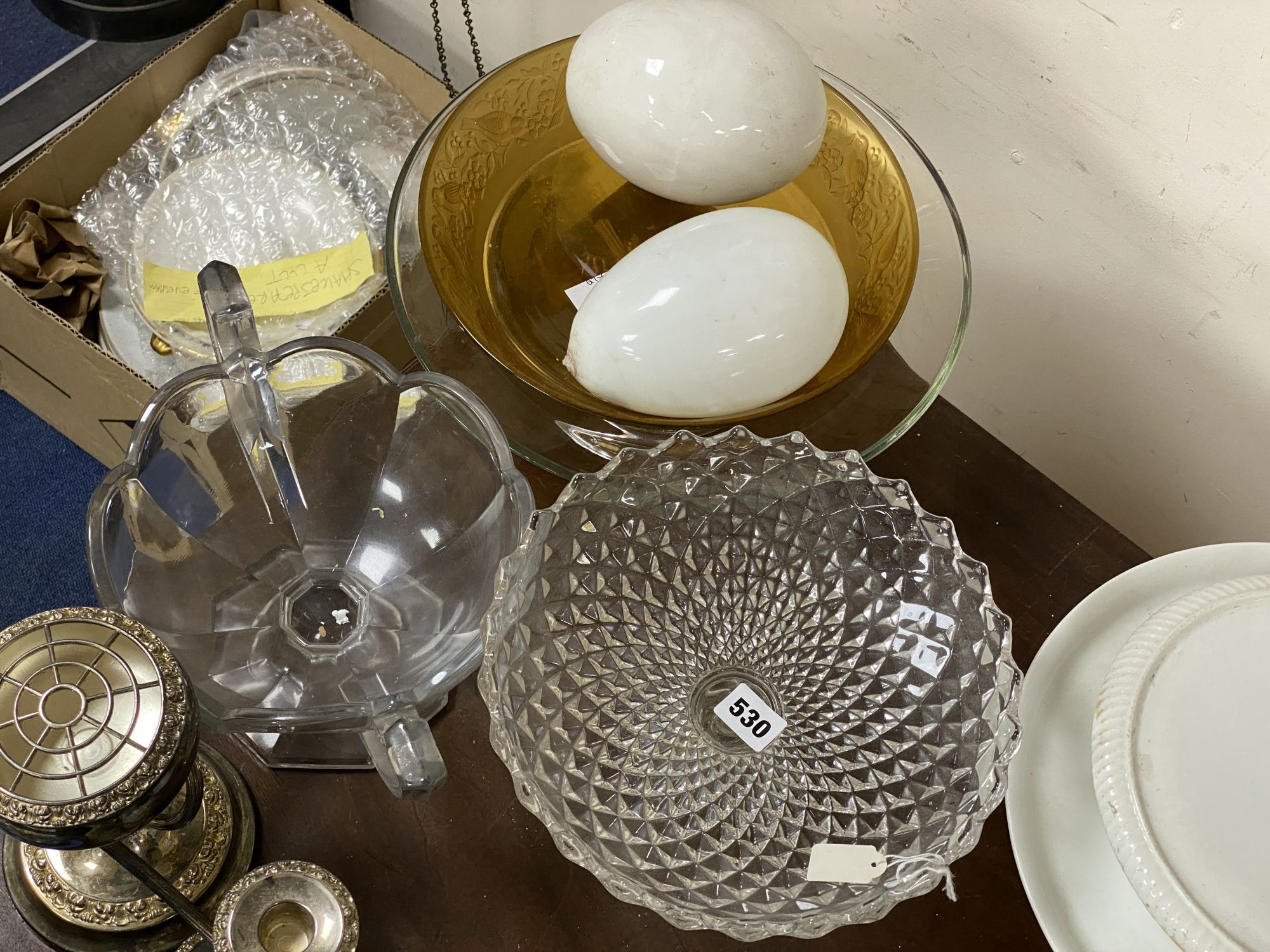 A mixed collection of collectables including glass, metalware and ceramics